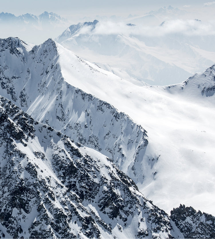 Schneebedeckte Berge als Symbol für natürliche Reinheit