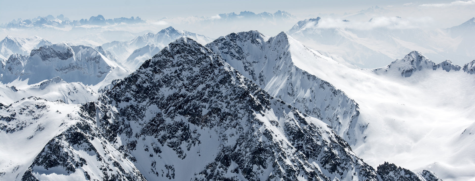 Schneebedeckte Berglandschaft als Symbol für Reinheit und Herkunft